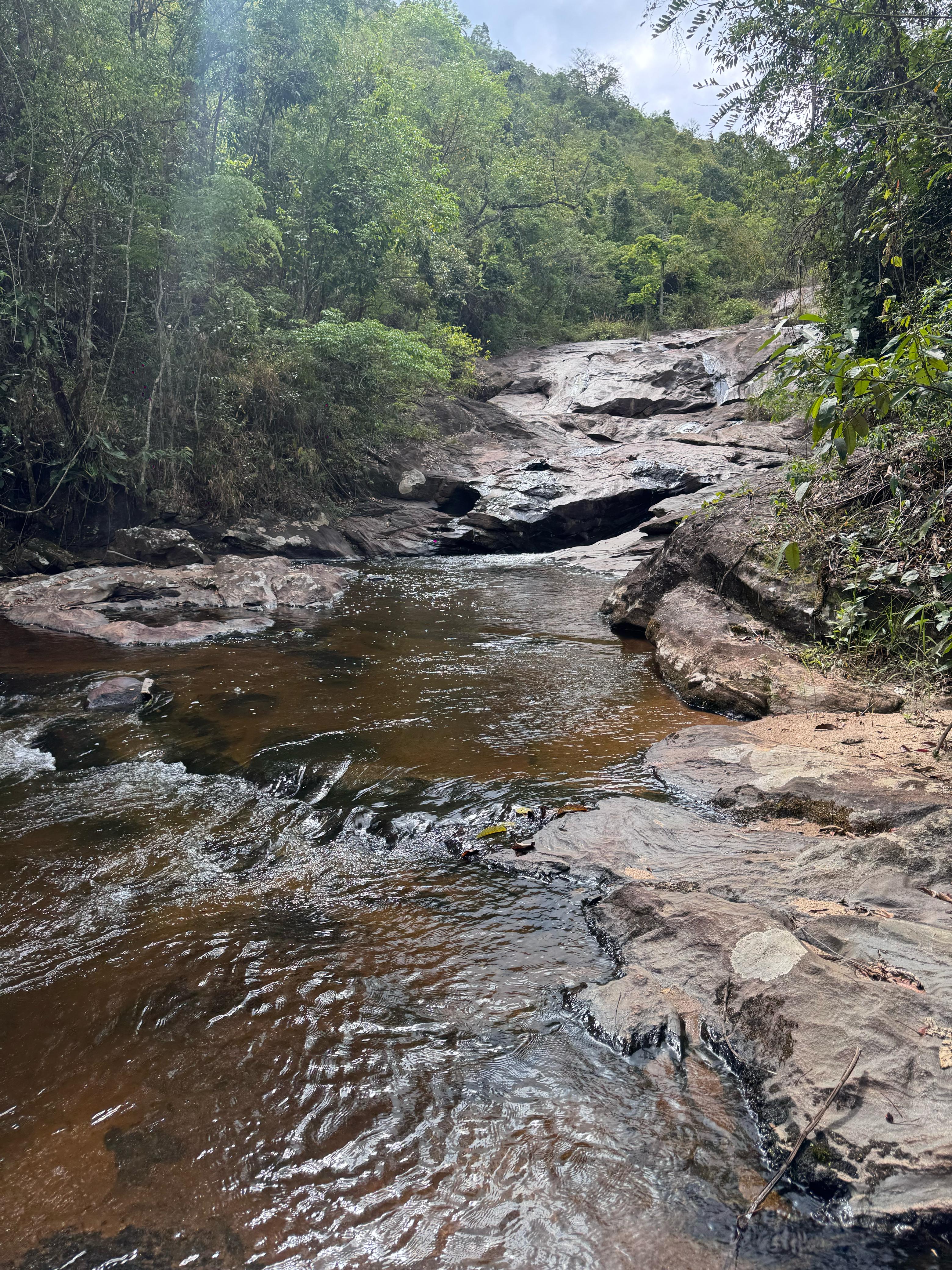 Rio entre as pedras